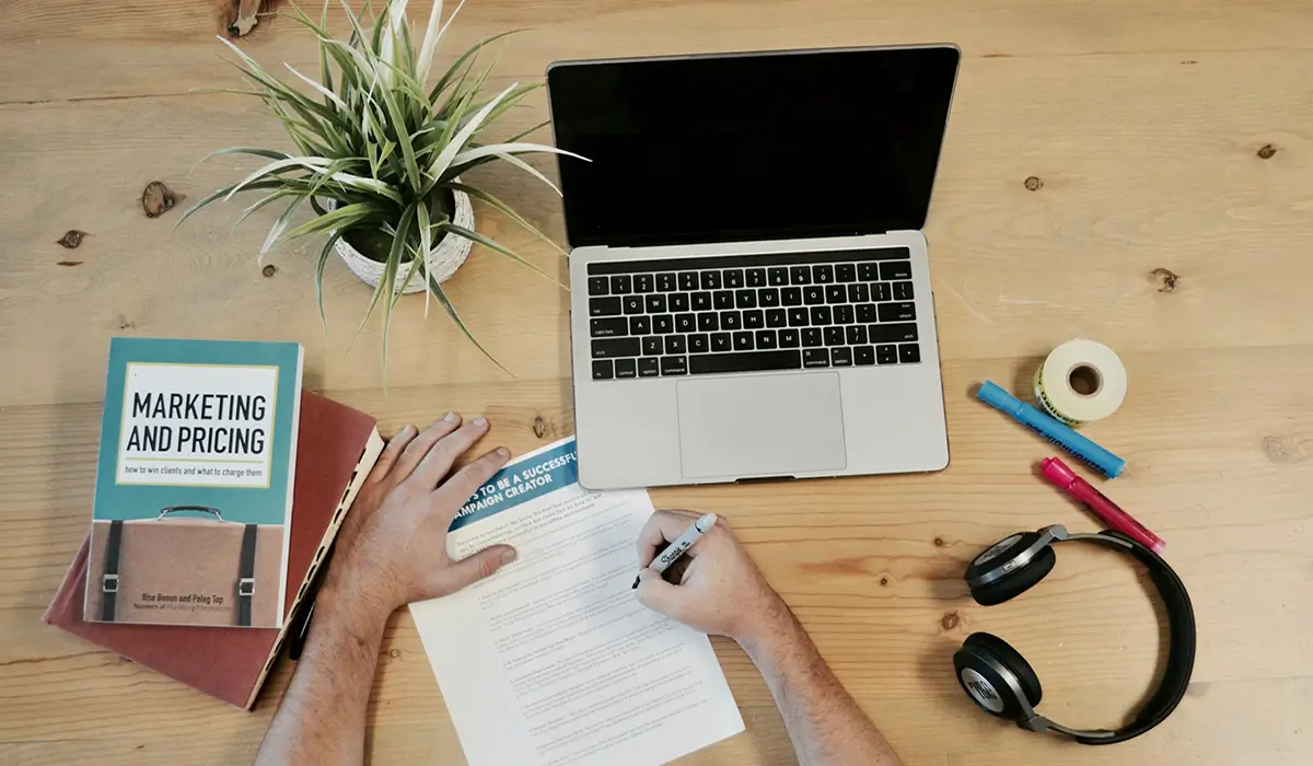 Deja de competir por precio: Marca personal para traductores e intérpretes